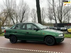 Groen, metallic lak Gebruikt 1998 Opel Astra Edition Sedan | € 1.199 (Eerlijke prijs)