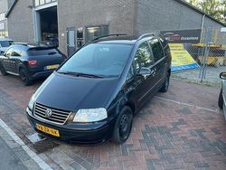 Zwart Gebruikt 2005 VW Sharan Comfortline MPV | € 2.250