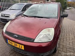 Rood Gebruikt 2002 Ford Fiesta Ambiente Hatchback | € 1.950 (Iets duurder)