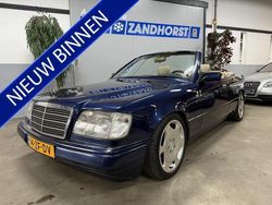 Blauw, metallic lak Gebruikt 1996 Mercedes E220 Cabriolet | € 14.995