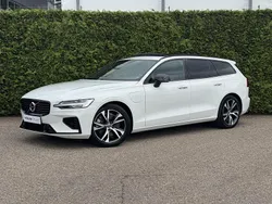 Wit Gebruikt 2022 Volvo V60 R-Design Stationwagen | € 39.940 (Eerlijke prijs)