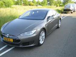 Grijs, metallic lak Gebruikt 2016 Tesla Model S Sedan | € 24.500 (Duur)