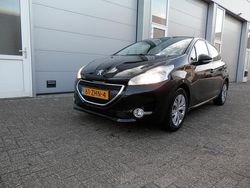 Zwart Gebruikt 2012 Peugeot 208 Envy Hatchback | € 4.900 (Iets duurder)