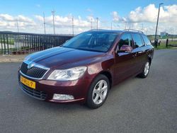Rood Gebruikt 2011 Skoda Octavia Elegance Stationwagen | € 7.450 (Iets duurder)