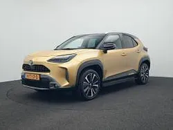 Brass gold (licht goud metallic) Gebruikt 2022 Toyota Yaris Executive SUV | € 27.980