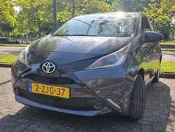 Grijs Gebruikt 2015 Toyota Aygo X-play Hatchback | € 7.000 (Goede deal)