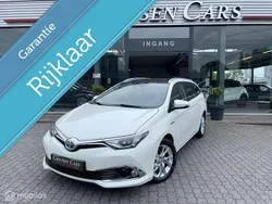 Wit, metallic lak Gebruikt 2015 Toyota Auris Hybrid Comfort Hatchback | € 11.250 (Eerlijke prijs)