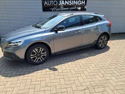 Grijs, metallic lak Gebruikt 2017 Volvo V40 CC Momentum Stationwagen | € 16.945 (Eerlijke prijs)
