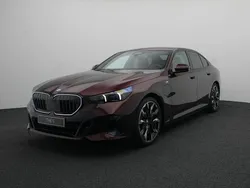 Rood Nieuw 2025 BMW 550e Sedan | € 107.496 (Eerlijke prijs)