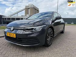 Grijs Gebruikt 2022 VW Golf VIII Life Hatchback | € 21.950 (Goede deal)