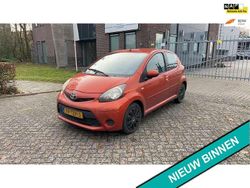 Oranje (metallic) Gebruikt 2012 Toyota Aygo Comfort Hatchback | € 3.495 (Eerlijke prijs)