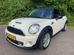 Wit, metallic lak Gebruikt 2012 Mini Cooper S Chili Hatchback | € 8.950 (Eerlijke prijs)