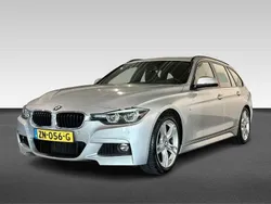 Grijs, metallic lak Gebruikt 2020 BMW 318 M Sport Stationwagen | € 19.945 (Eerlijke prijs)