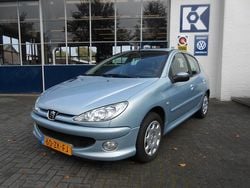 Grijs Gebruikt 2008 Peugeot 206 Forever Hatchback | € 1.950 (Eerlijke prijs)