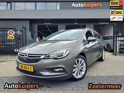 Grijs, metallic lak Gebruikt 2018 Opel Astra Innovation Stationwagen | € 14.950 (Eerlijke prijs)