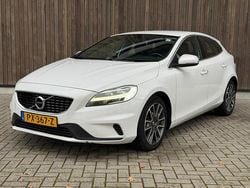 Wit (metallic) Gebruikt 2017 Volvo V40 Business Edition Hatchback | € 5.999 (Eerlijke prijs)