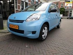 Blauw (metallic) Gebruikt 2011 Daihatsu Sirion Hatchback | € 1.950 (Eerlijke prijs)