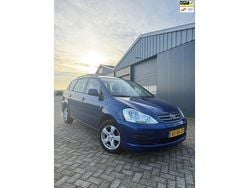 Blauw Gebruikt 2005 Toyota Avensis Verso Luna MPV | € 6.100 (Eerlijke prijs)