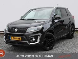 Zwart Gebruikt 2021 Suzuki Vitara Style SUV | € 22.350 (Eerlijke prijs)