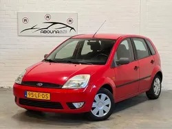Rood, metallic lak Gebruikt 2002 Ford Fiesta Ghia Hatchback | € 1.750