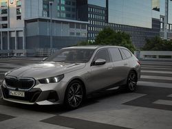 Grijs Nieuw 2025 BMW 530e Comfort Edition Stationwagen | € 87.548 (Eerlijke prijs)