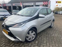 Grijs (metallic) Gebruikt 2015 Toyota Aygo X-play Hatchback | € 6.900 (Eerlijke prijs)