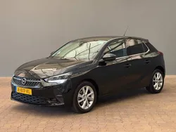 Zwart, metallic lak Gebruikt 2022 Opel Corsa Elegance Hatchback | € 15.400 (Eerlijke prijs)