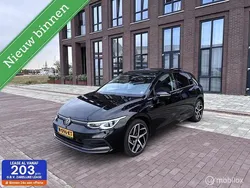 Zwart Gebruikt 2020 VW Golf VIII R-line Hatchback | € 14.950 (Eerlijke prijs)