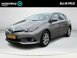 Bruin Gebruikt 2015 Toyota Auris Hatchback | € 14.440 (Eerlijke prijs)