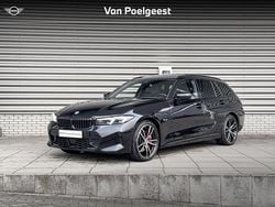 Saphirschwarz metallic (475) (zwart metallic) Gebruikt 2023 BMW 330e Comfort Edition Stationwagen | € 42.900 (Eerlijke prijs)