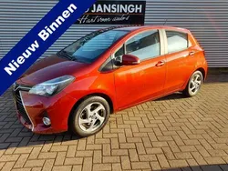 Rood, metallic lak Gebruikt 2015 Toyota Yaris Hatchback | € 14.895 (Eerlijke prijs)