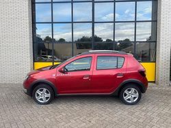 Rood Gebruikt 2013 Dacia Sandero Lauréate Hatchback | € 7.735 (Eerlijke prijs)