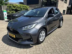 Grijs, metallic lak Gebruikt 2022 Mazda 2 Comfort Hatchback | € 22.900 (Eerlijke prijs)