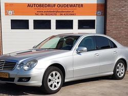 Grijs, metallic lak Gebruikt 2006 Mercedes E220 Classic Sedan | € 7.499 (Duur)