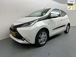 Wit Gebruikt 2016 Toyota Aygo X-play Hatchback | € 10.900 (Eerlijke prijs)