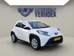Wit Gebruikt 2024 Toyota Aygo Play Hatchback | € 16.900 (Eerlijke prijs)
