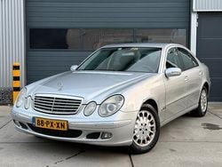 Grijs (metallic) Gebruikt 2005 Mercedes E220 Elegance Sedan | € 2.399 (Eerlijke prijs)