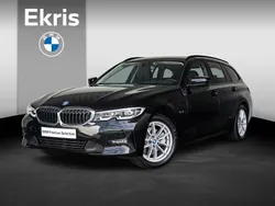 Zwart Gebruikt 2022 BMW 320e Executive Stationwagen | € 31.900 (Goede deal)