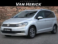 Grijs, metallic lak Gebruikt 2017 VW Touran Comfortline MPV | € 20.745 (Goede deal)