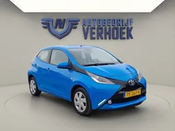 Blauw Gebruikt 2017 Toyota Aygo X-play Hatchback | € 7.900 (Eerlijke prijs)