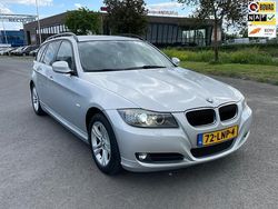 Grijs, metallic lak Gebruikt 2010 BMW 318 Stationwagen | € 5.450 (Eerlijke prijs)