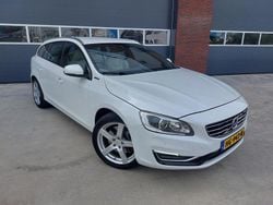 Wit (metallic) Gebruikt 2015 Volvo V60 Stationwagen | € 7.500