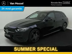 Zwart, metallic lak Gebruikt 2024 Mercedes C300e AMG line Stationwagen | € 49.945 (Eerlijke prijs)