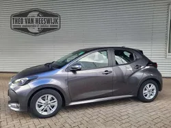 Grijs Gebruikt 2023 Mazda 2 Center-Line Hatchback | € 17.995 (Super prijs)