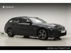 Zwart Gebruikt 2023 BMW 330e M Sport Stationwagen | € 44.895 (Eerlijke prijs)