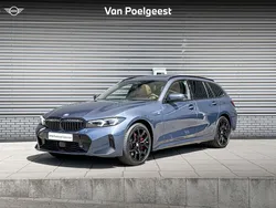 Arctic race blue metallic (blauw metallic) Gebruikt 2024 BMW 330e Basis Stationwagen | € 67.900
