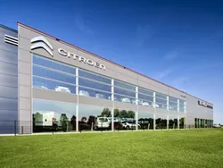 Zwart, metallic lak Gebruikt 2023 Citroën e-C4 Shine SUV | € 18.940 (Goede deal)