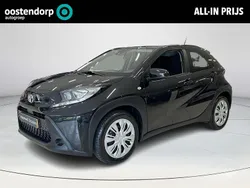 Zwart Gebruikt 2024 Toyota Aygo Play Hatchback | € 18.945 (Eerlijke prijs)