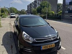 Zwart Gebruikt 2017 Kia Rio MPV | € 10.000 (Goede deal)