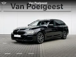 Black sapphire metallic Gebruikt 2022 BMW 530e M Sport Stationwagen | € 47.900 (Goede deal)